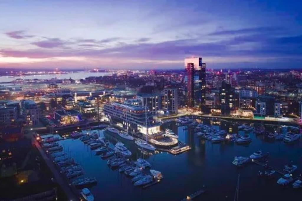 1-Bed Flat In Ocean Village 南安普敦 外观 照片